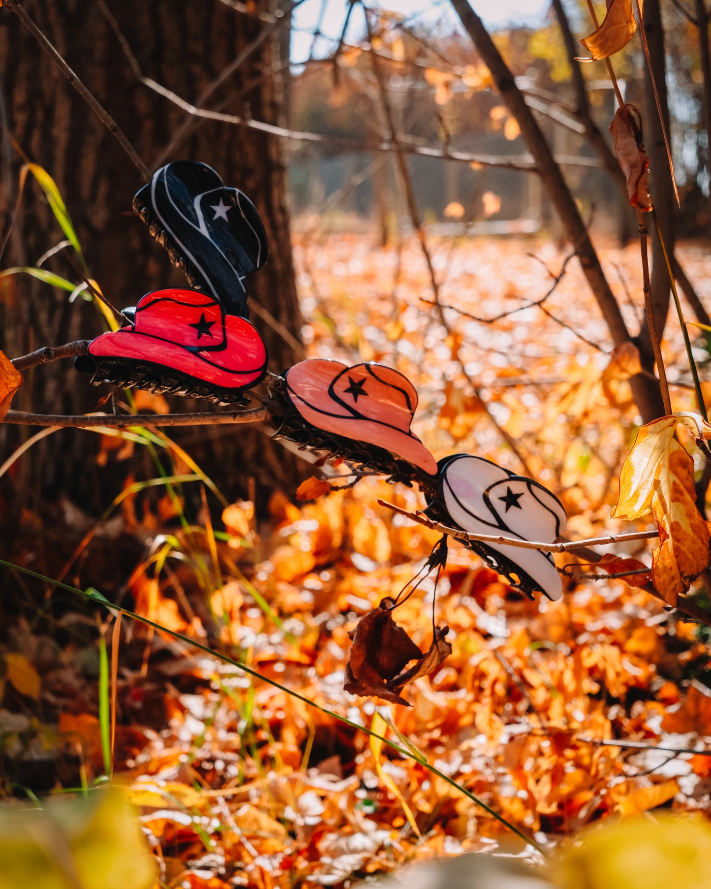 Cowboy hat claw clip | Peachy Pink A gorgeous claw clip + perfect for any occasion! Also available in white, black + pink! Material: Acrylic Size: 9cm in length