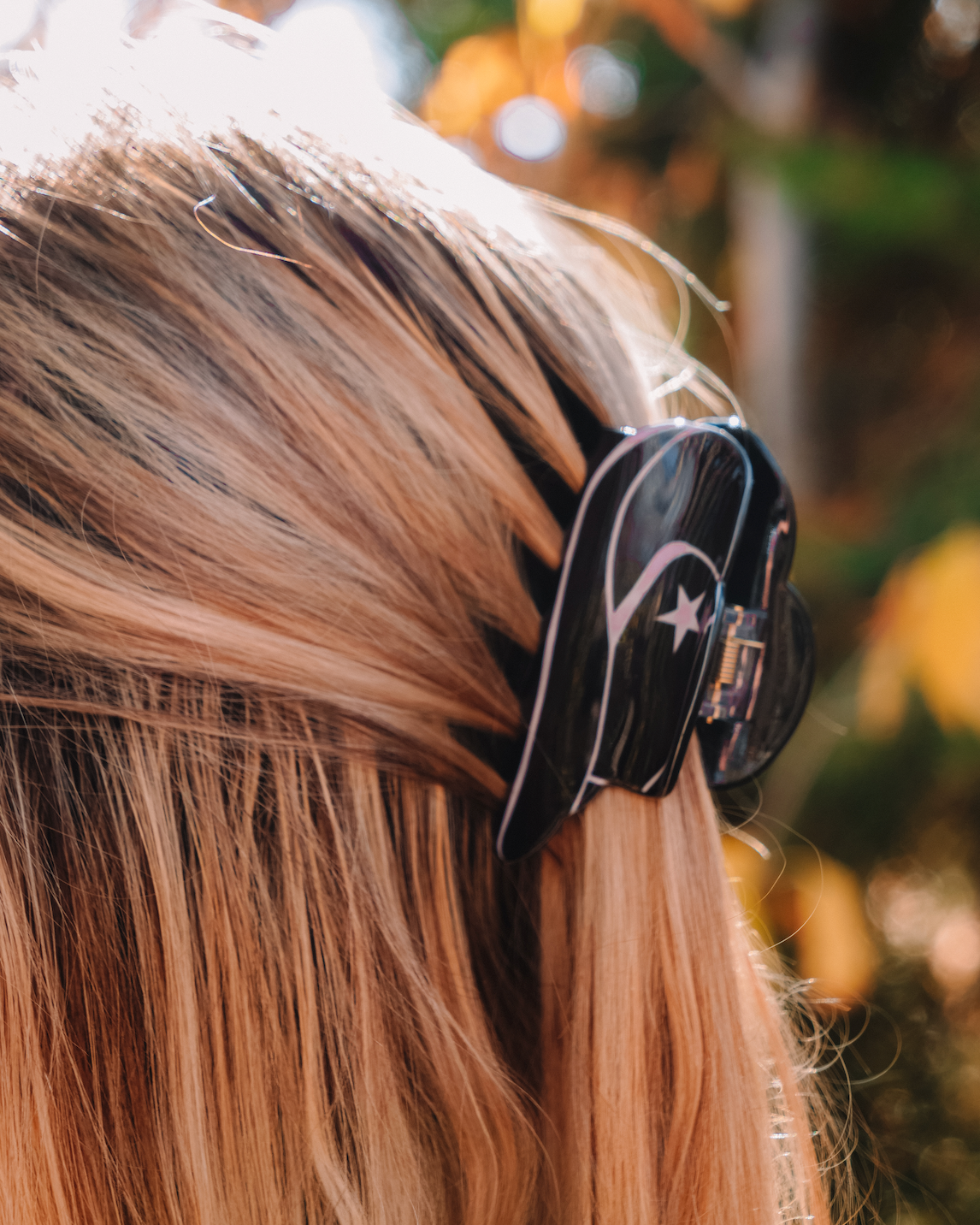 Cowboy hat claw clip | Black A gorgeous claw clip + perfect for any occasion! Also available in peachy pink, white + pink colors! Material: Acrylic Size: 9cm in length