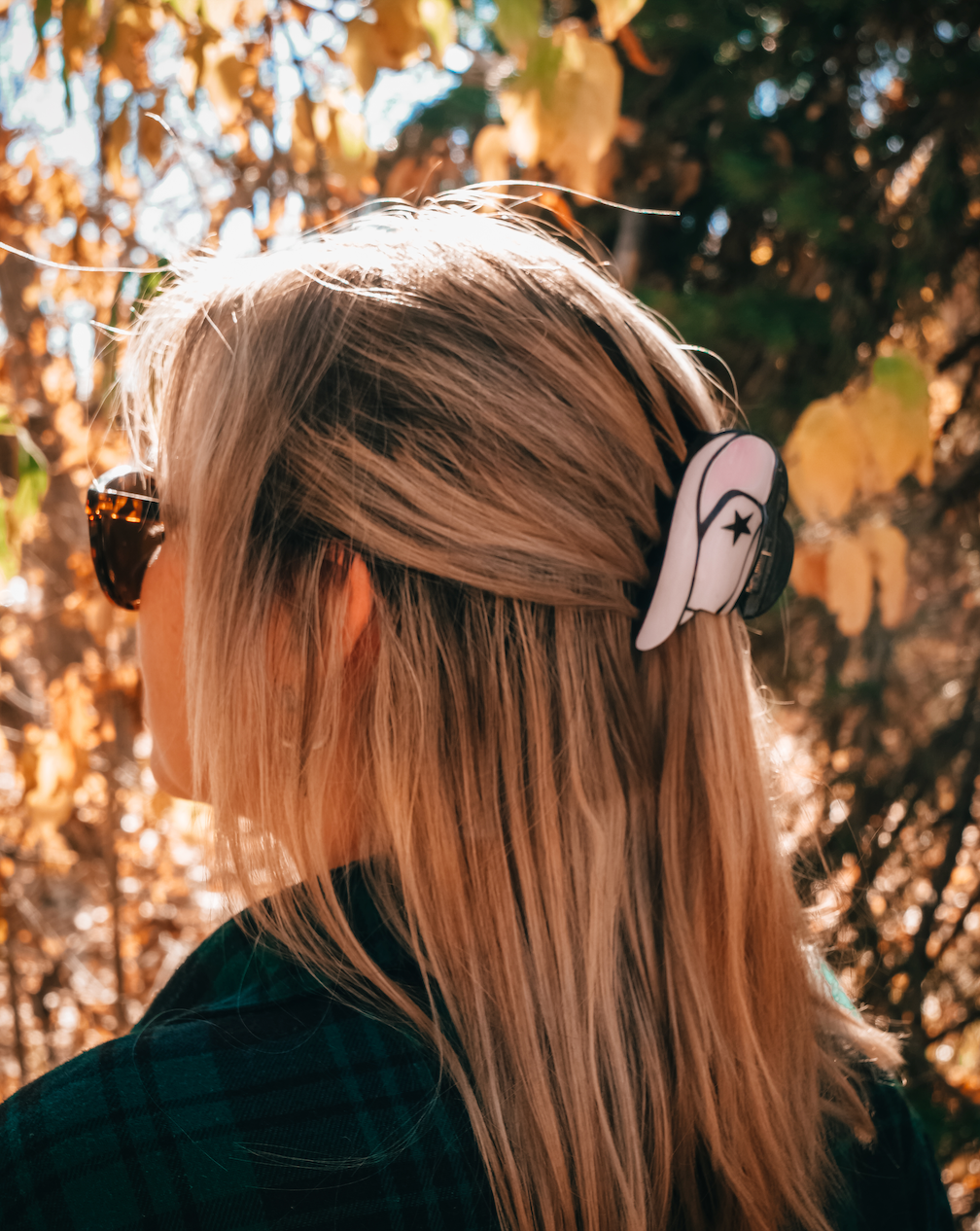 Cowboy hat claw clip | White  A gorgeous claw clip + perfect for any occasion!   Also available in peachy pink, black + pink!  Material: Acrylic  Size: 9cm in length