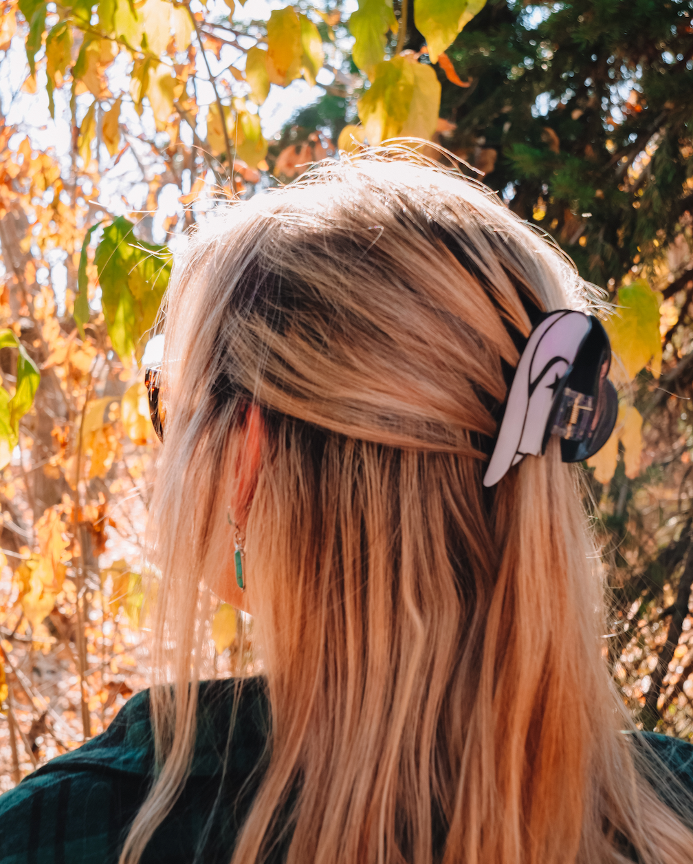 Cowboy hat claw clip | White  A gorgeous claw clip + perfect for any occasion!   Also available in peachy pink, black + pink!  Material: Acrylic  Size: 9cm in length