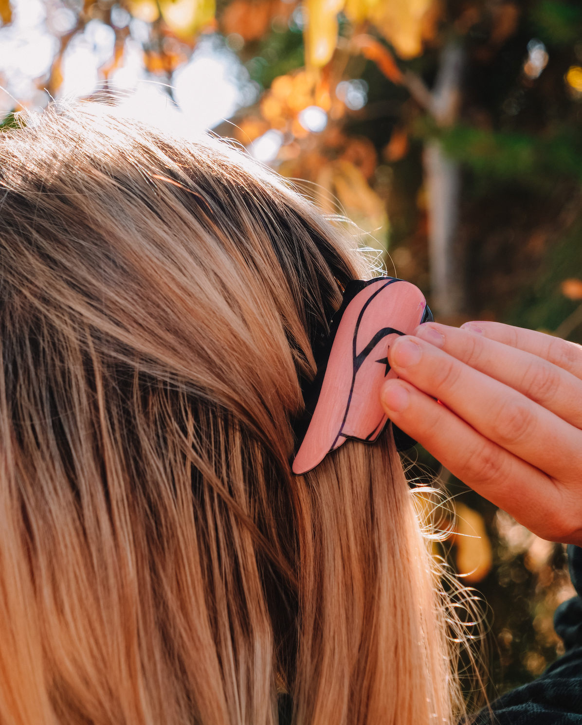 Cowboy hat claw clip | Peachy Pink A gorgeous claw clip + perfect for any occasion! Also available in white, black + pink! Material: Acrylic Size: 9cm in length
