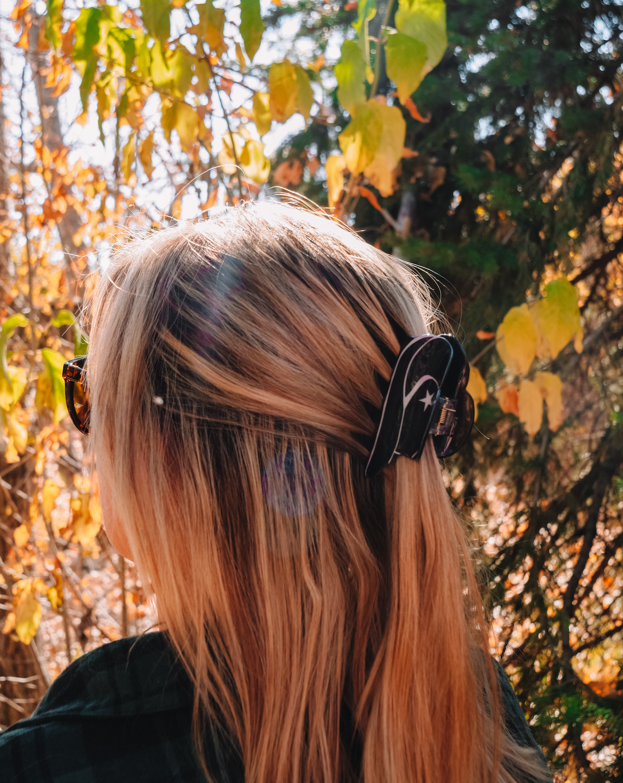 Cowboy hat claw clip | Black A gorgeous claw clip + perfect for any occasion! Also available in peachy pink, white + pink colors! Material: Acrylic Size: 9cm in length