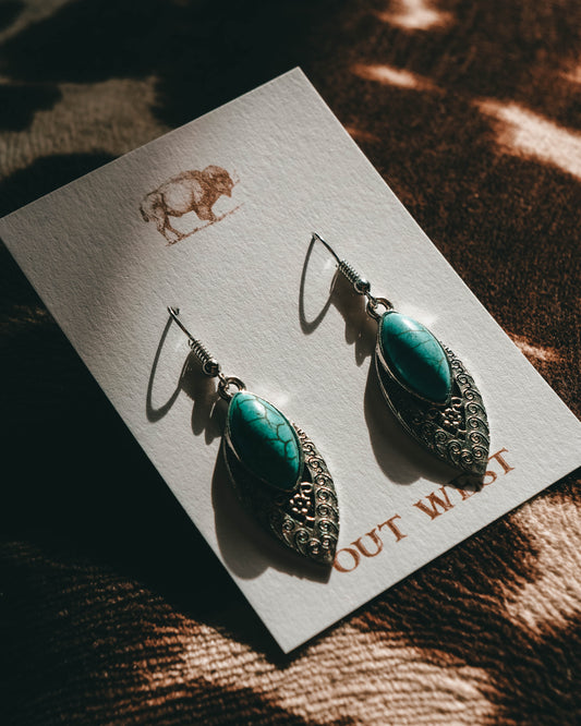 Turquoise western-style jewelry-  Silver + turquoise color drop earings!  Color: Silver + turquoise Material: Zinc Alloy Size: 5cm long