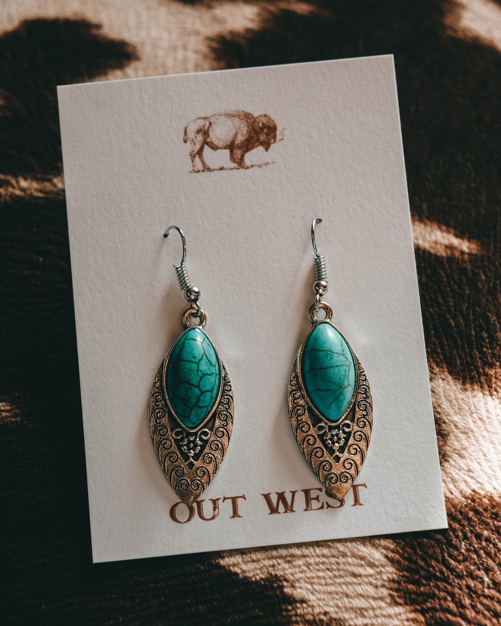 Turquoise western-style jewelry-  Silver + turquoise color drop earings!  Color: Silver + turquoise Material: Zinc Alloy Size: 5cm long