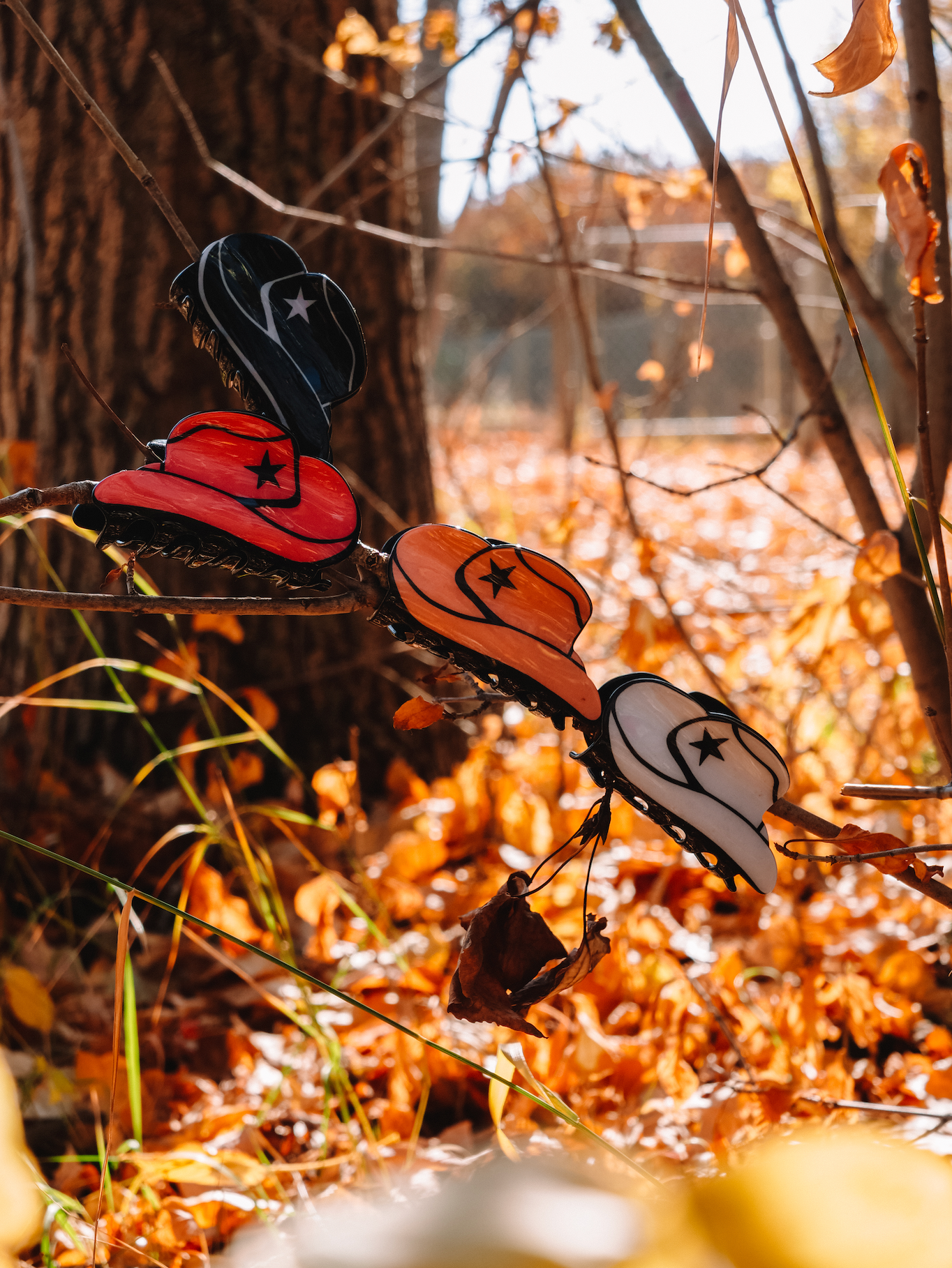 Cowboy hat claw clip | White  A gorgeous claw clip + perfect for any occasion!   Also available in peachy pink, black + pink!  Material: Acrylic  Size: 9cm in length 