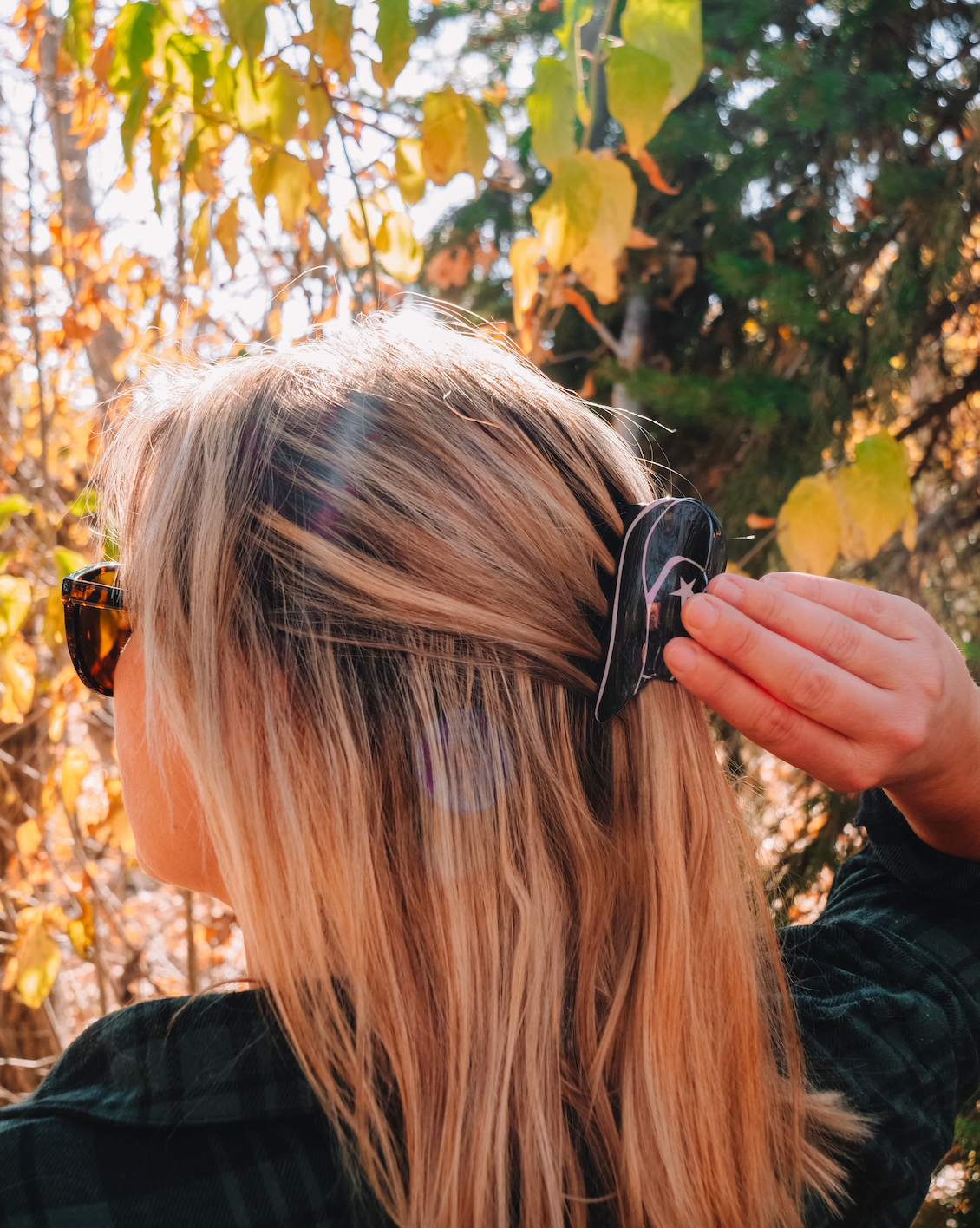 Cowboy hat claw clip | Black  A gorgeous claw clip + perfect for any occasion!   Also available in peachy pink, white + pink colors!  Material: Acrylic  Size: 9cm in length 