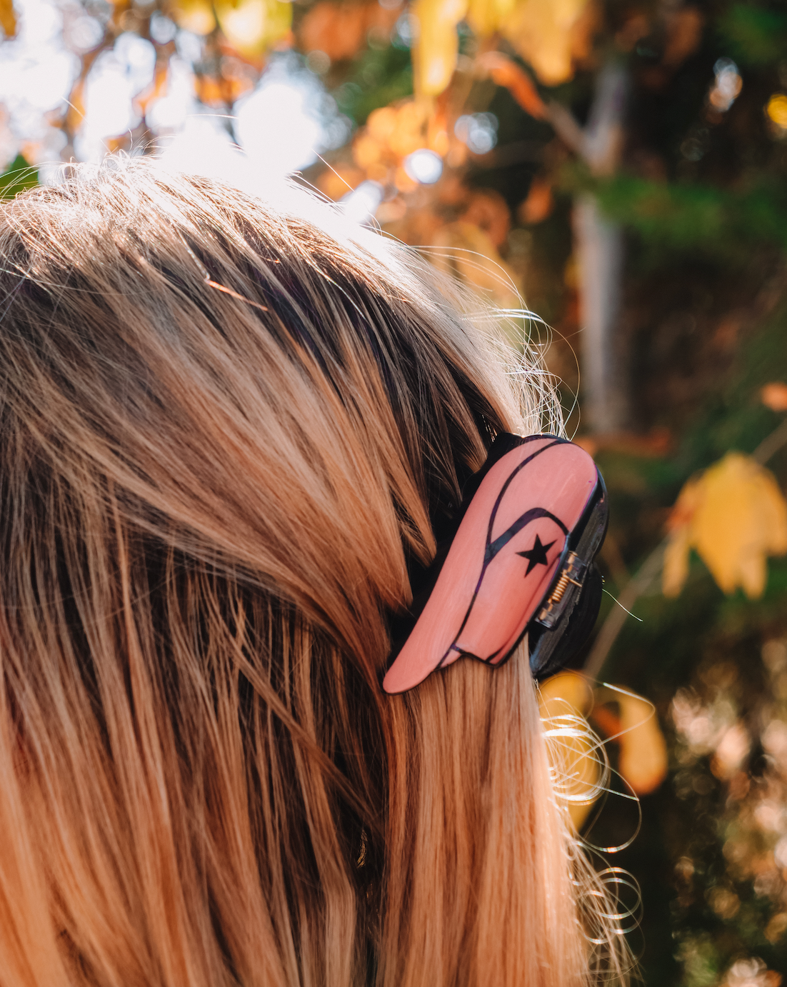 Cowboy hat claw clip | Peachy Pink  A gorgeous claw clip + perfect for any occasion!   Also available in white, black + pink!  Material: Acrylic  Size: 9cm in length 