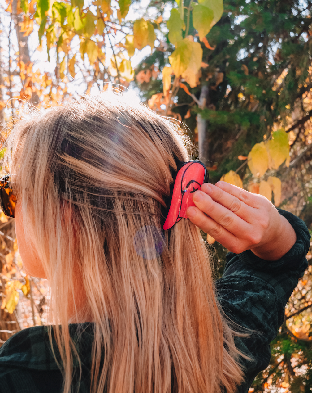 Cowboy hat claw clip | Pink  A gorgeous claw clip + perfect for any occasion!   Also available in peachy pink, black + white!  Material: Acrylic  Size: 9cm in length 